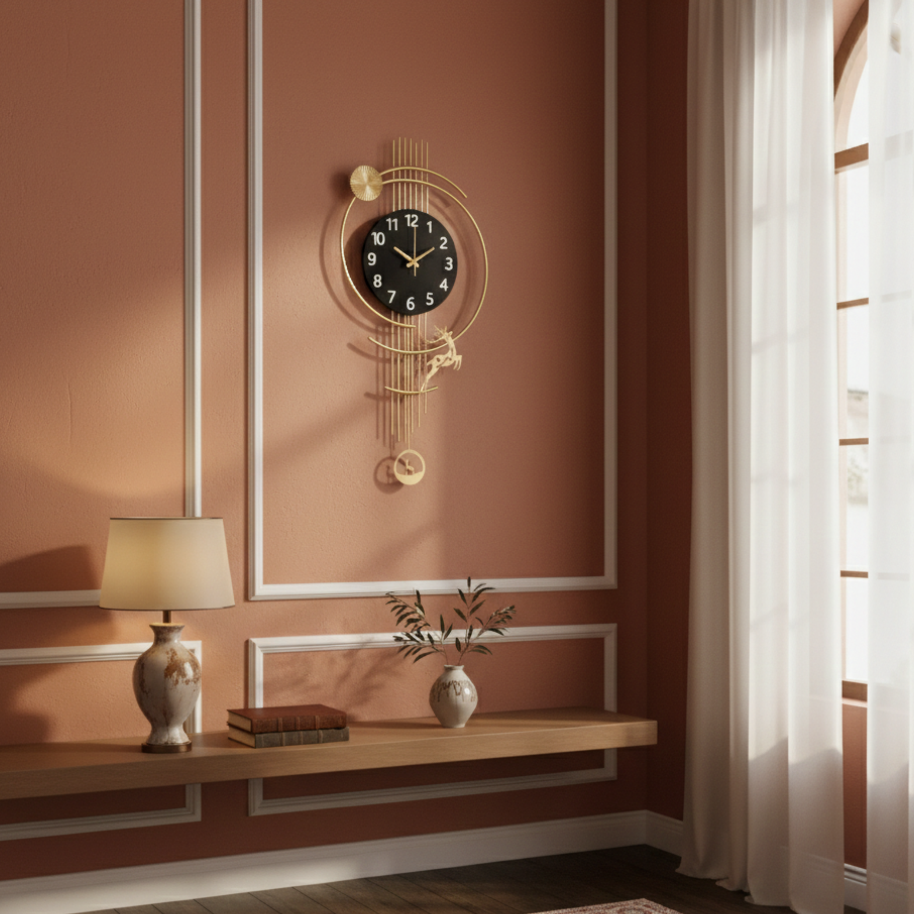 Złoty zegar ścienny z wahadłem