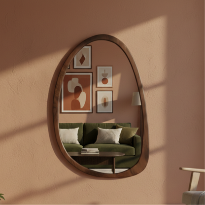 Nieregularne lustro ścienne z drewnianą ramą