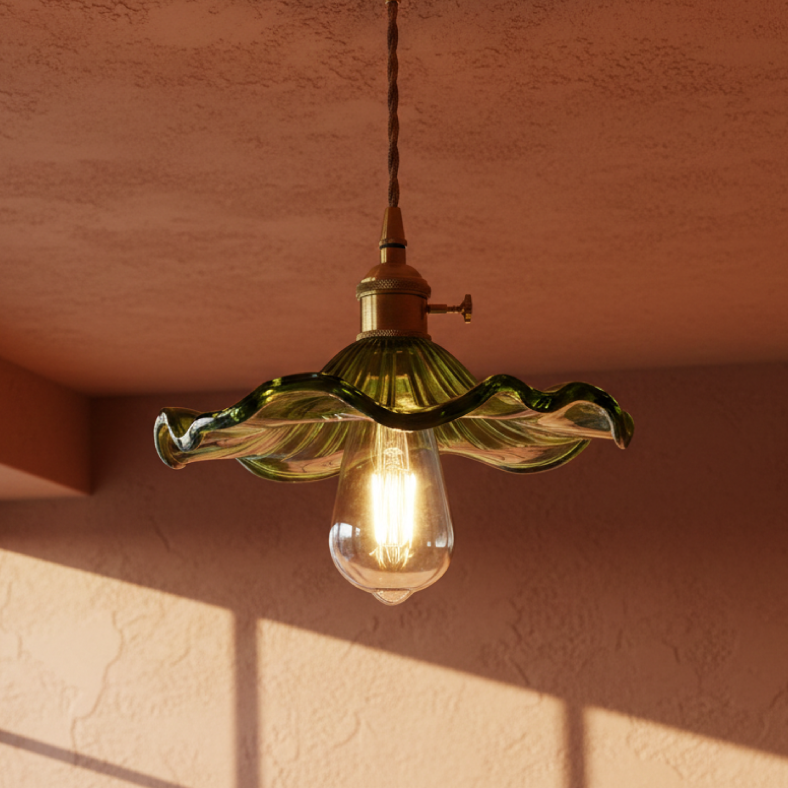 Vintage szklana lampa wisząca z miedzianym akcentem