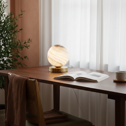 Stylowa lampa stołowa o planetarnej formie