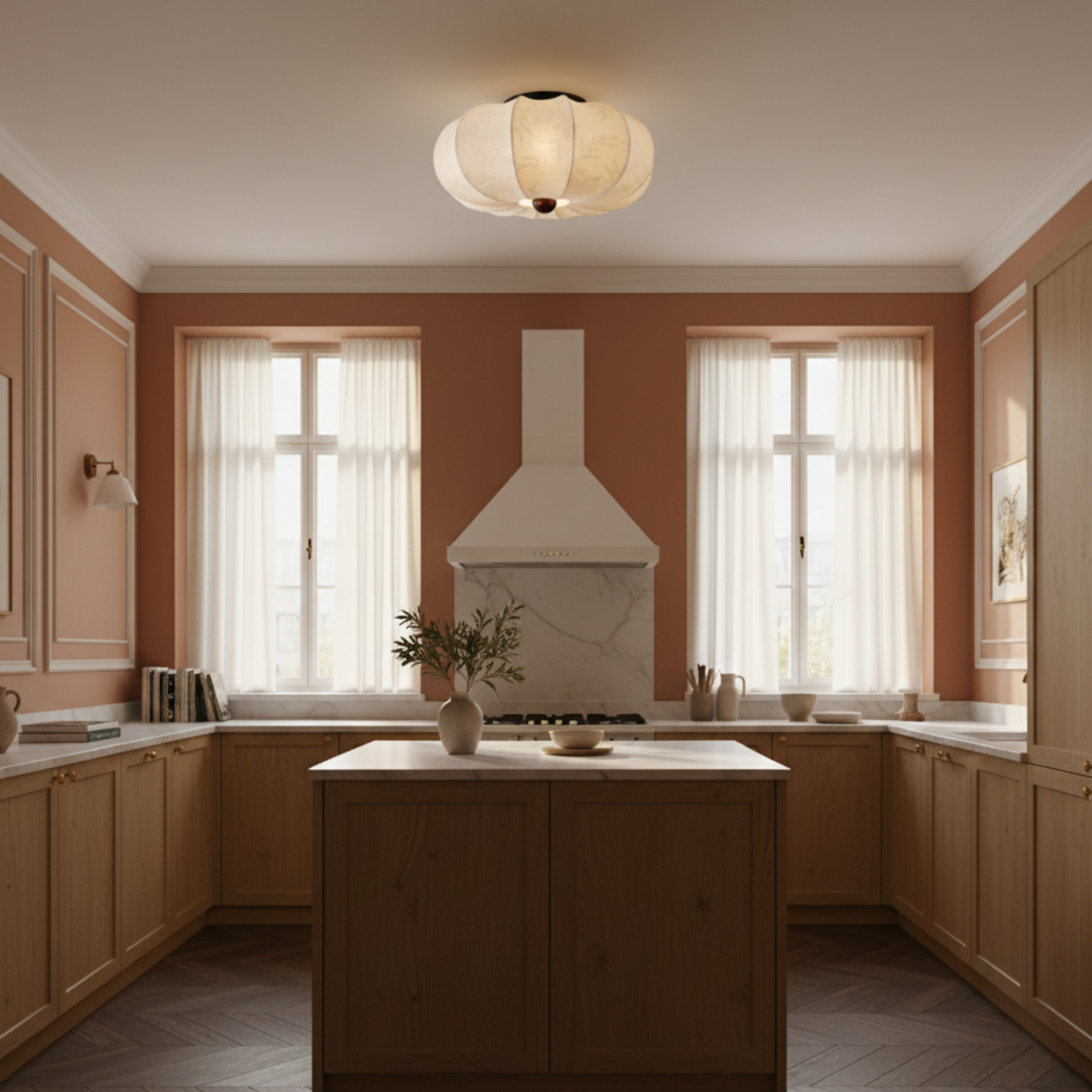 Sufitowa lampa z tekstylnym kloszem i drewnianą ramą