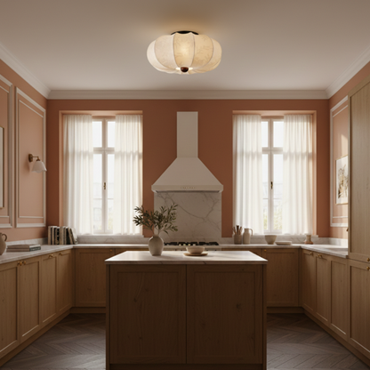 Sufitowa lampa z tekstylnym kloszem i drewnianą ramą