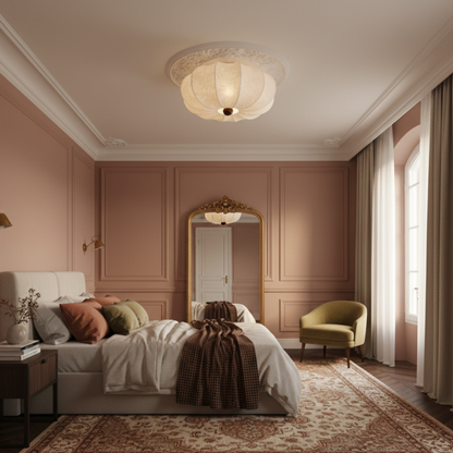 Sufitowa lampa z tekstylnym kloszem i drewnianą ramą